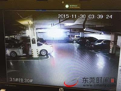 监控视频显示,几名男子进入车辆,警报器不断闪烁.