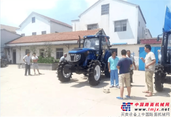 雷沃欧豹国三大马力拖拉机准时交付用户