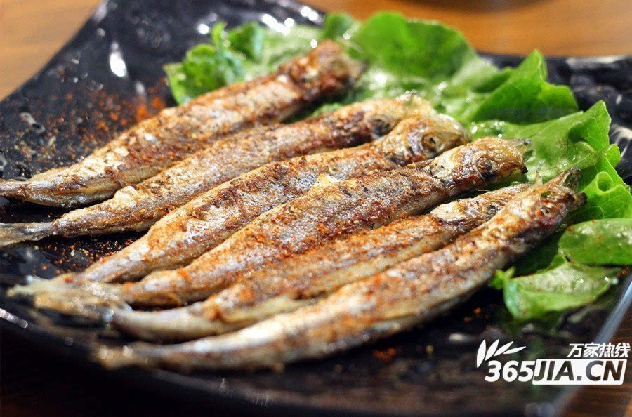 盐烤多春鱼  盐烤多春鱼是一个以多春鱼,盐,柠檬为主要材料的菜品