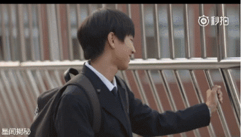 他似乎内心还在为刚才的小握手而害羞,嘴角仍旧带着神秘的微笑哈哈哈