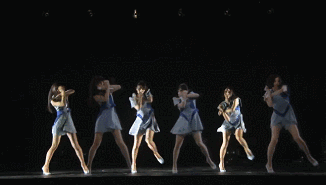 perfume还没红的时候,只能在很小的舞台上表演,有的时候还只能站在烂