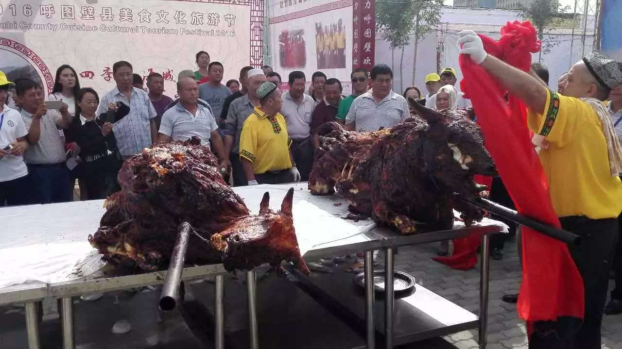 为了准备好呼图壁美食节的重头菜"新疆丝路第一馕坑烤全牛",午夜时分