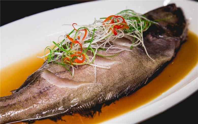 广式蒸鸦片鱼鸦片鱼的蛋白质含量极高,肉质鲜嫩,唯有清蒸,才不辜负它