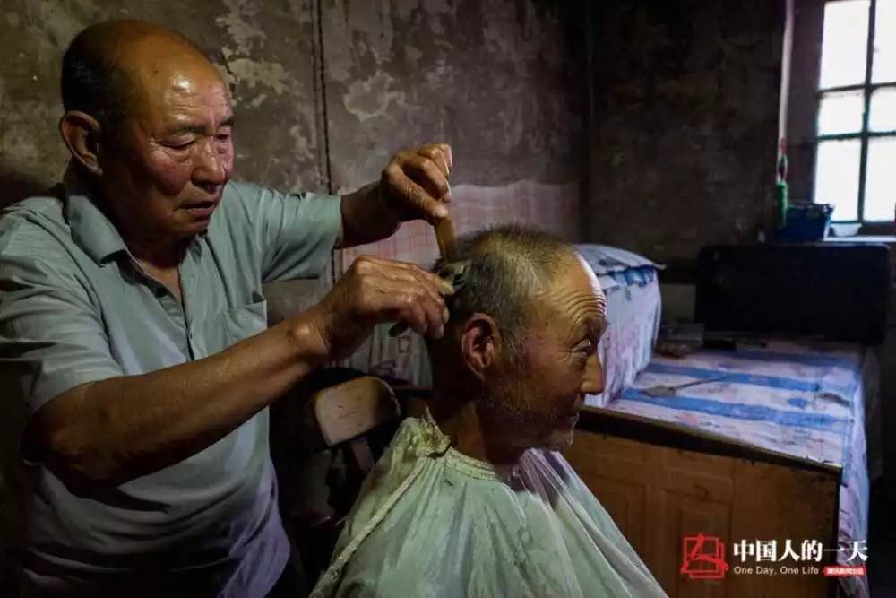 75岁老翁剃头60载 给顾客打眼刮脸 | 中国人的一天