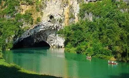 百鸟岩,位于河池巴马瑶族自治县甲篆乡烈屯西北面的漠斋山下.