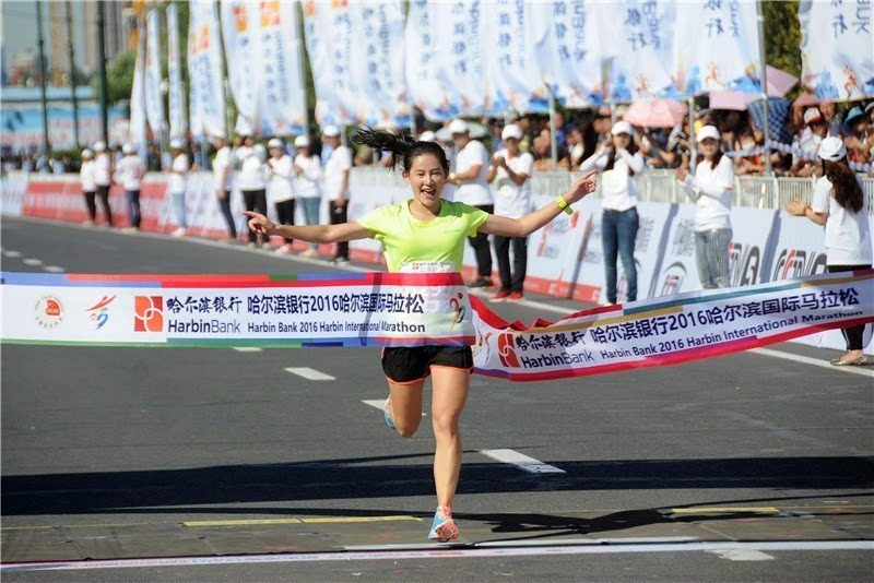 半程马拉松女子冠军到达终点