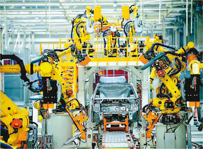 成都神龙汽车工厂,机器人正在生产线上作业.