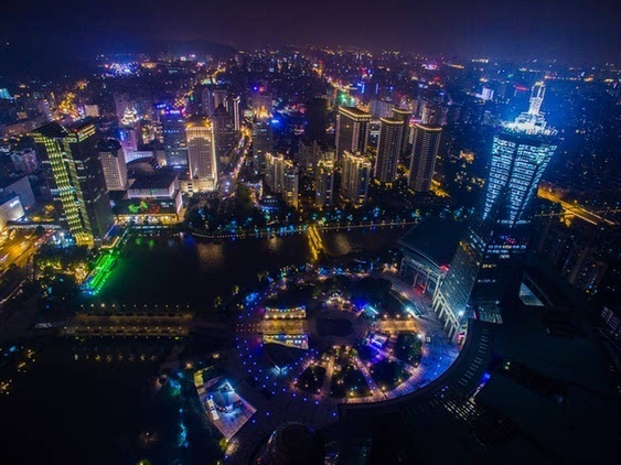 空中俯瞰杭州市中心西湖文化广场的城市夜景(5月24日摄).