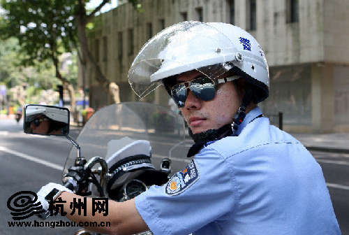 记者镜头直击飚英语做直播成网红的杭州交警