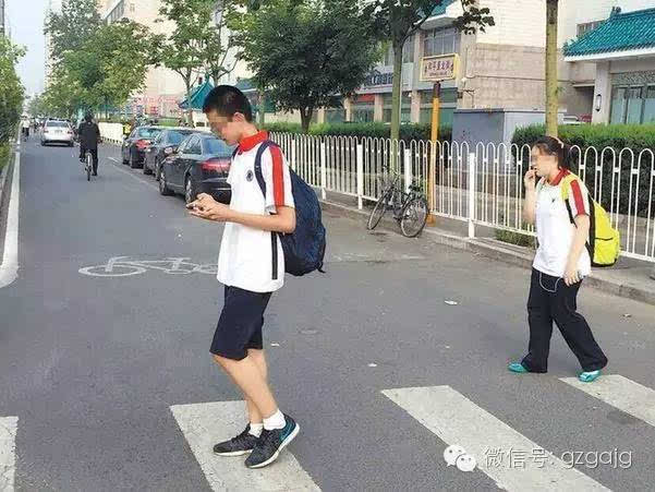 开学第一课!中小学生在路上有哪些不良行为应纠正