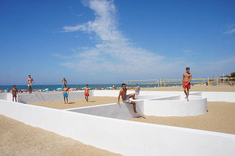 沙滩上这个很难玩的足球场,到底是给谁建的?