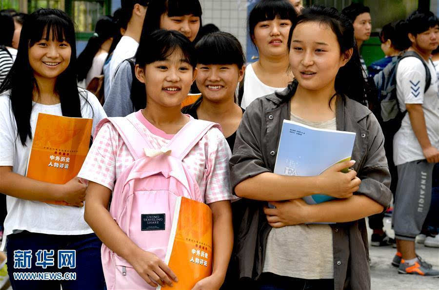 8月31日,陕西省城固县第二中学的高二年级学生开始报名上学.