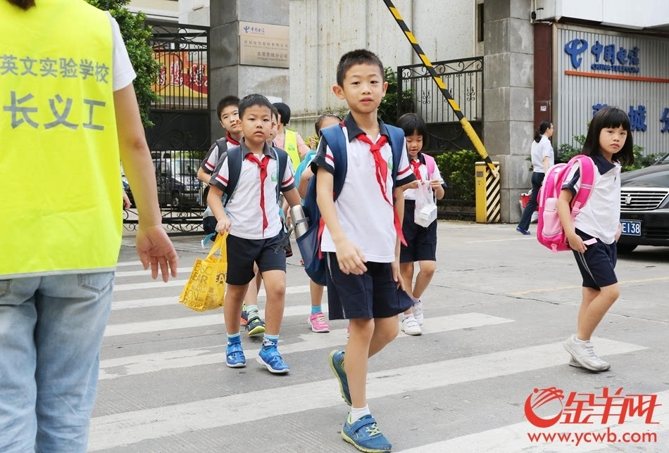 今天早晨,东莞莞城英文实验学校门前,开学第一天,很多学生都提早到校.