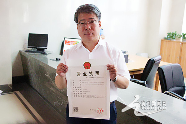 9月1日上午,副省长罗清宇亲自将第一张"五证合一"营业执照颁给了山西