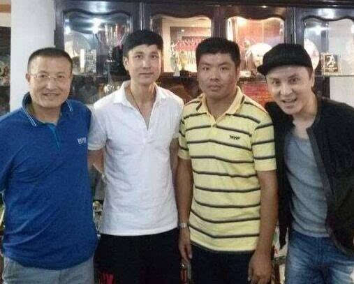 祁宏出狱后与朋友合影,面容消瘦精神尚可