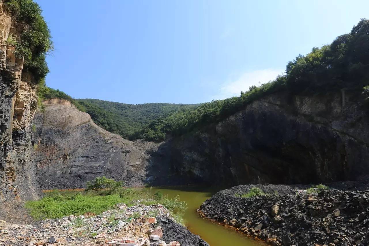 据了解,望北峰石煤矿于2008年开采,后因当地群众强烈反对,2013年被