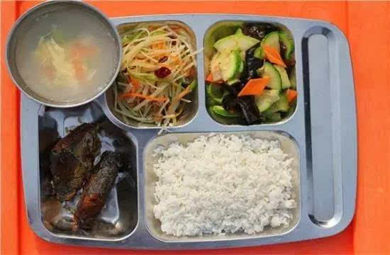 《大连日报》和《大连晚报》公布中小学生营养午餐一周食谱,欢迎全体