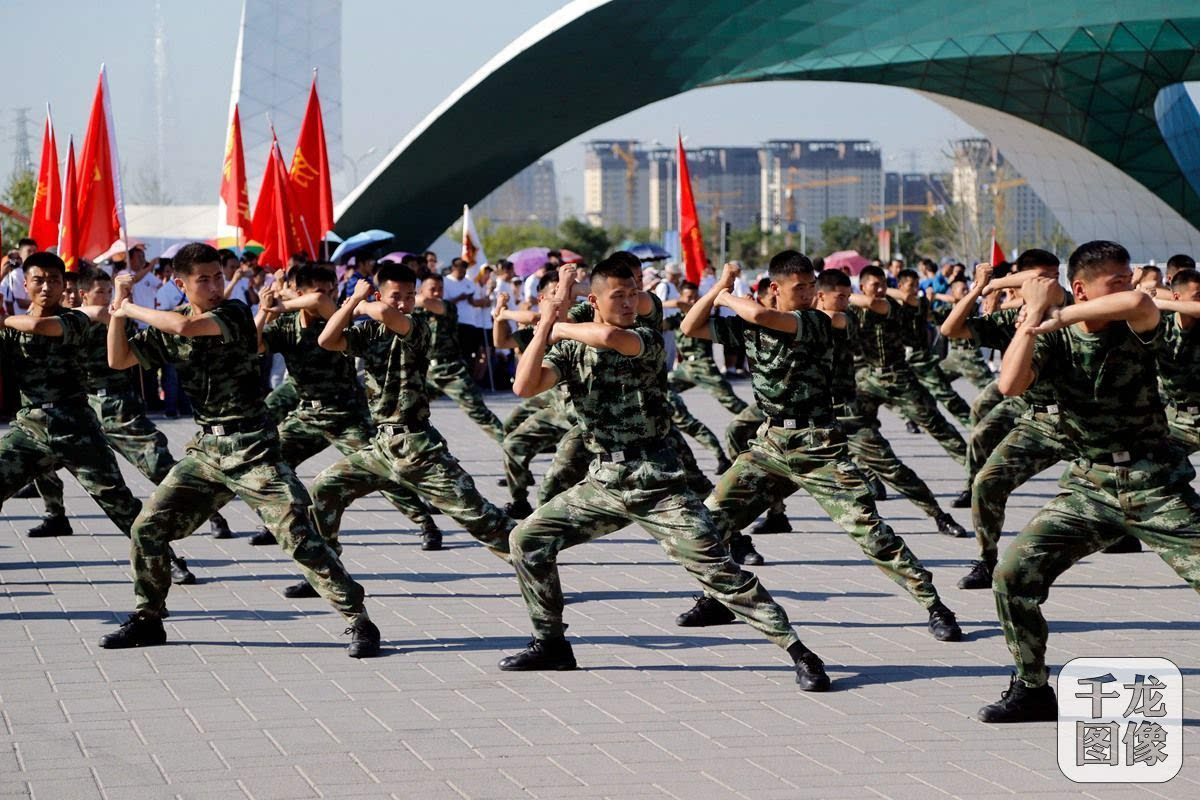 9月3日,武警战士在开幕式上表演军体拳.千龙网记者 张曈摄