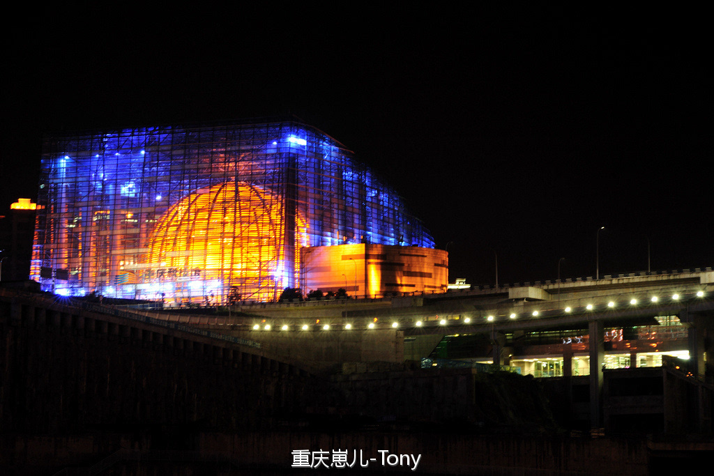 毗邻大剧院的是[重庆科技馆]夜幕下,光彩夺目,为江北嘴增添了一份时尚