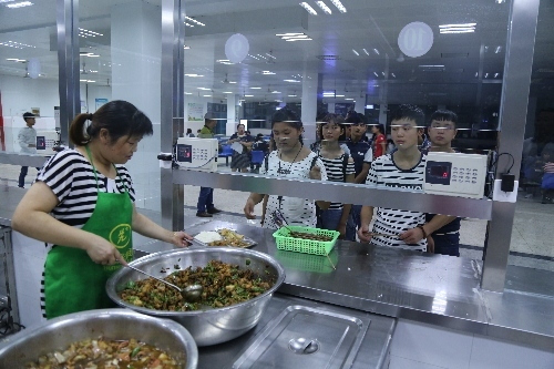 扬州旅游商贸学校慈善励志班迎来65名湖南