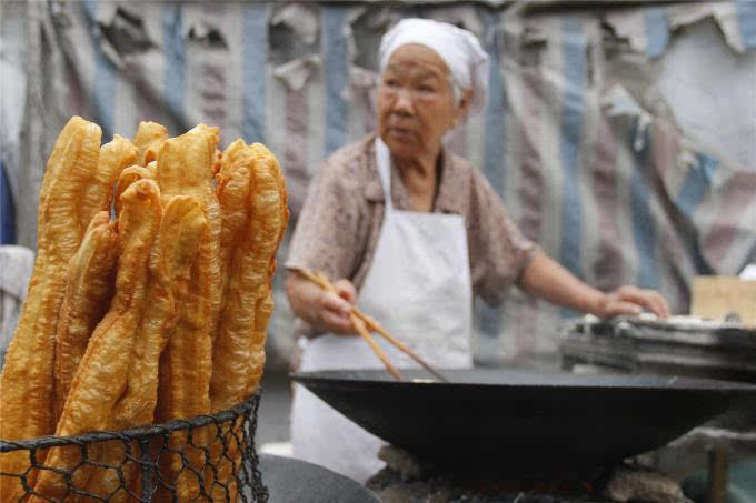 一生只做一件事 老太太炸油条半世纪