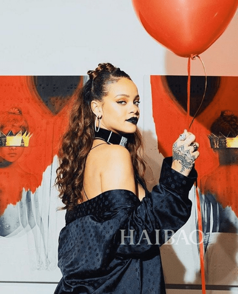 蕾哈娜(rihanna)穿着chrome hearts黑色连衣裙chrome hearts 老佛爷