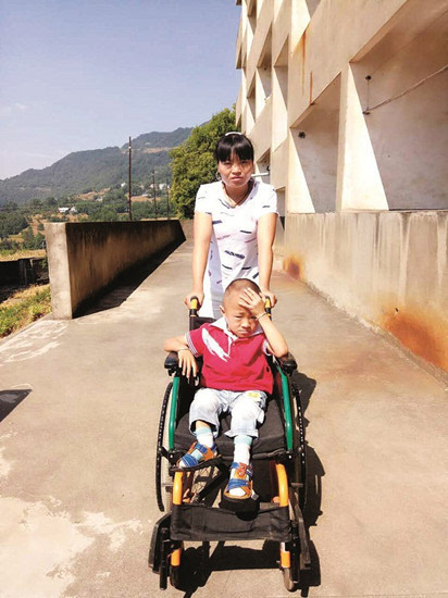 长阳7岁"玻璃娃娃"坐轮椅上学 7年骨折27次盼救助