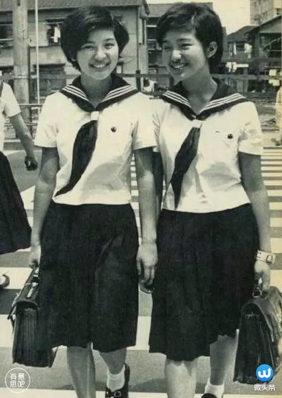 大正时期的水手服也是主要以长裙为主~此后的日本女生校服基本上就是