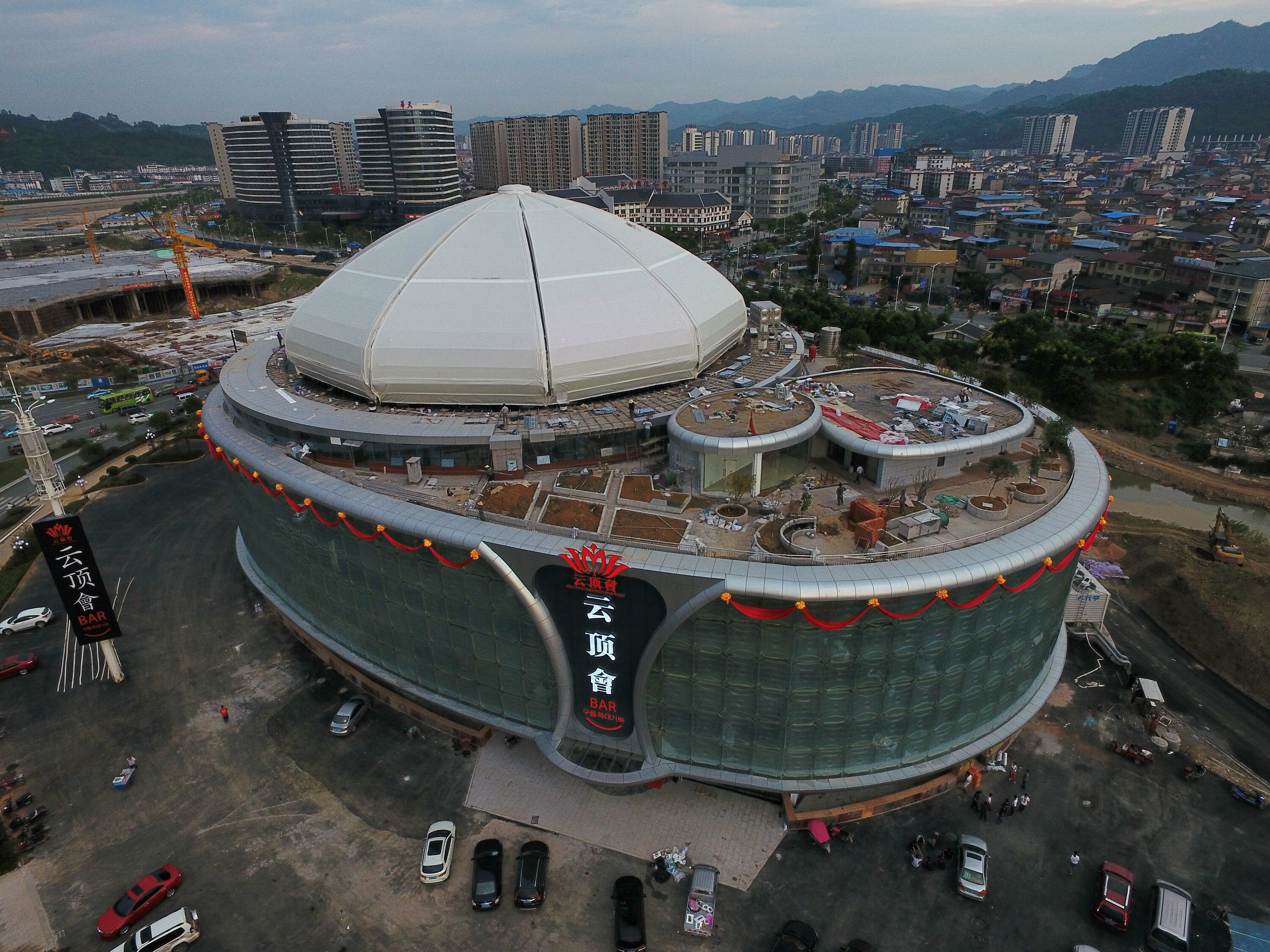 开业在即的张家界云顶会国际旅游文化吧正门全貌(9月7日摄.