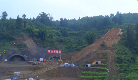 中铁二局五公司弥楚高速公路西山箐隧道顺利进洞