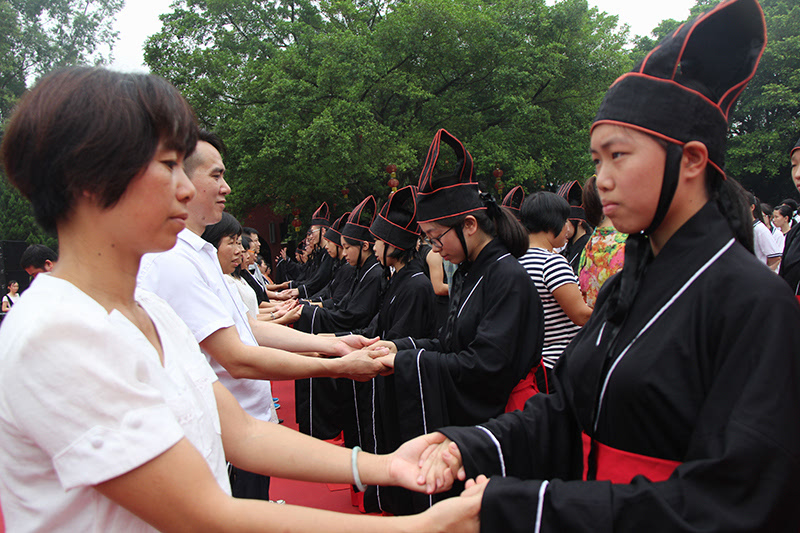 父母与子女行执手礼.图片来源:佛山文明网