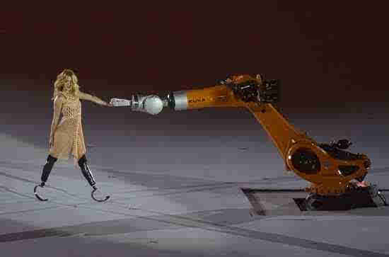 一名"刀锋"舞娘与一支机械臂在场地中共舞,可谓是人体自然与机械的