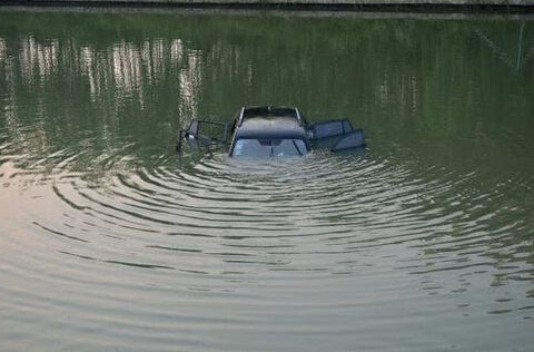 女子驾车BOB盘口坠河漂浮半小时遇难根本原因不是救援不力而是女新司机