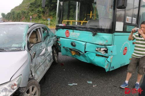 深圳龙岗一公交车与小车相撞 致小车司机当场