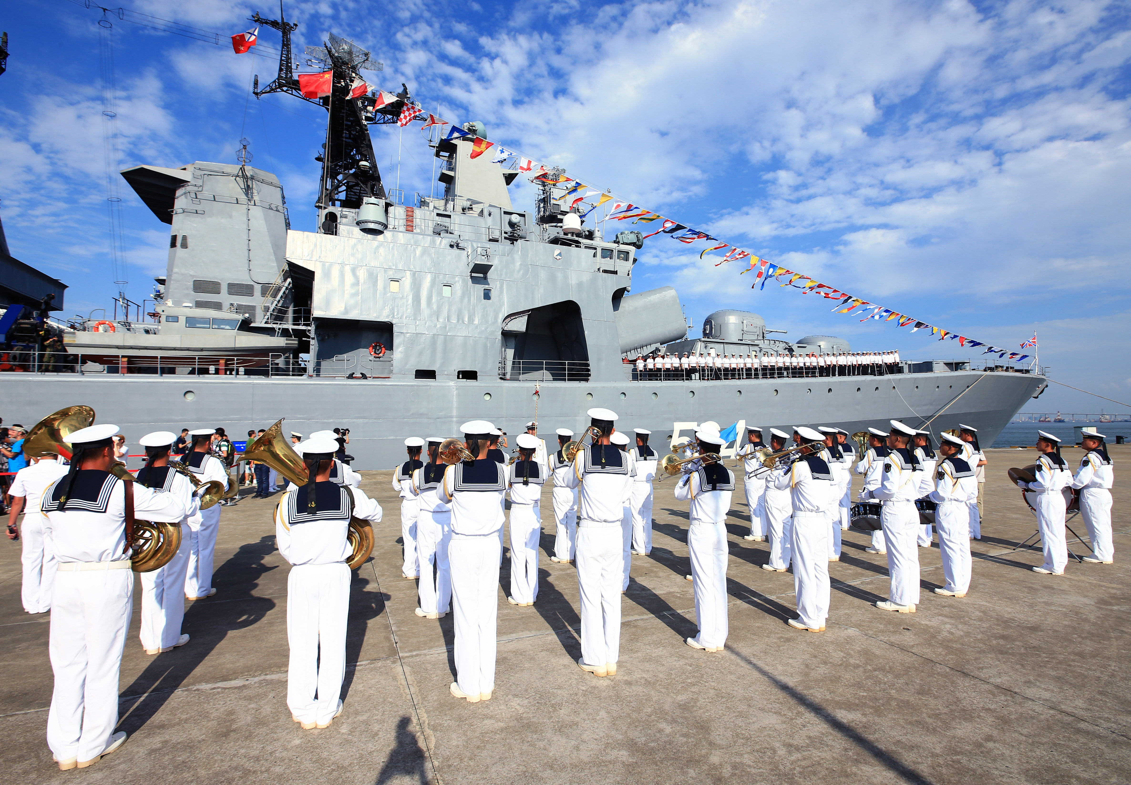 中国海军在南海舰队某军港码头举行隆重的欢迎仪式.