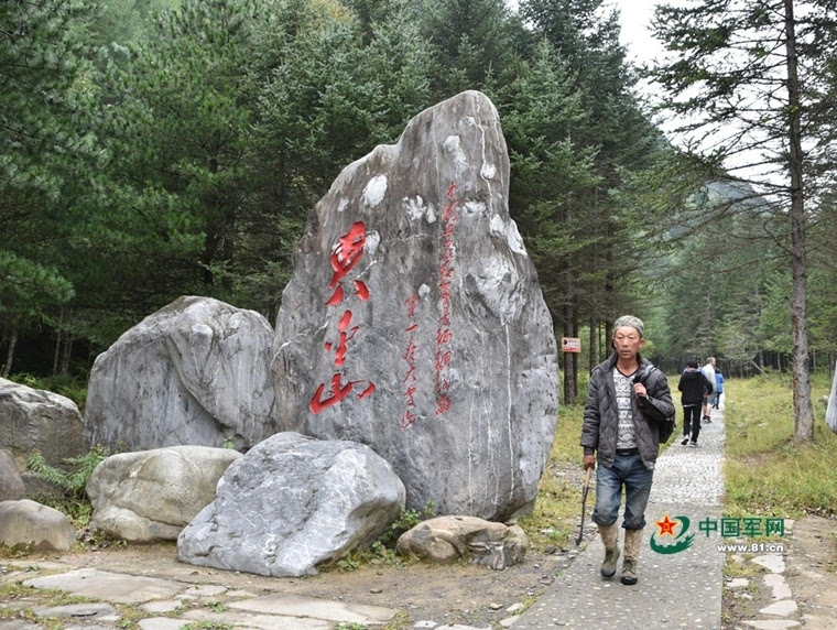 他常常沿着红军小路翻越夹金山