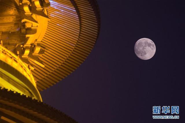 9月15日是中秋节,这是在河南省洛阳市明堂天堂景区拍摄的月亮.