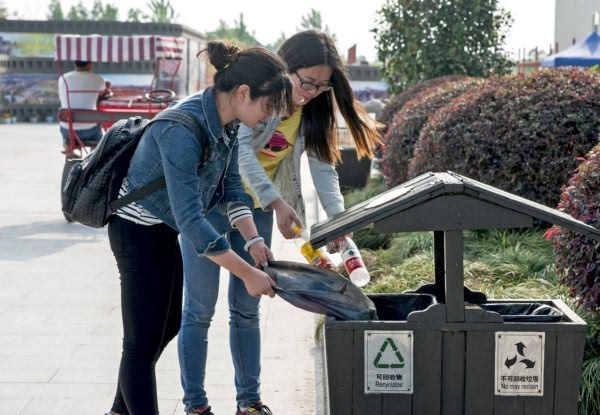 文明旅游在身边,市民景区捡垃圾.图片来源:宁波文明网