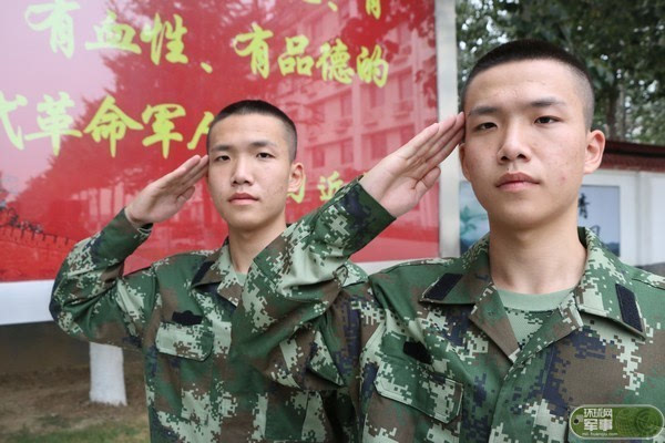 北京武警第九支队迎来双胞胎新兵_手机搜狐网