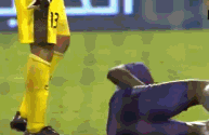 疯狂!门将肘击染红 恼羞成怒狠踹对手后背(gif)