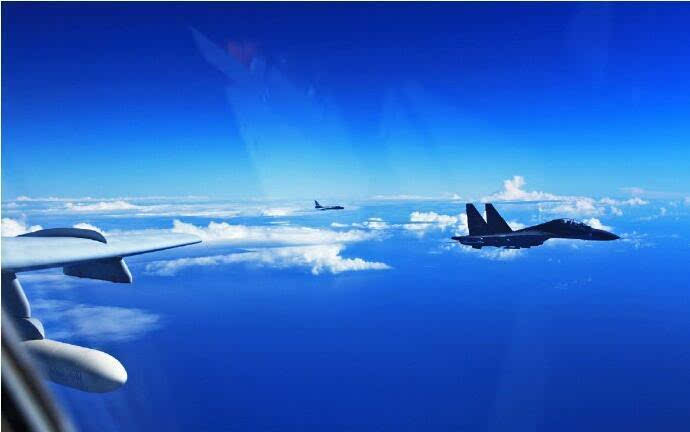 9月25日,中国空军出动40多架各型战机,前出西太平洋远海训练.