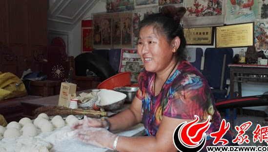 大衣哥搂妻子合影 站玉米垛前露朴实笑容
