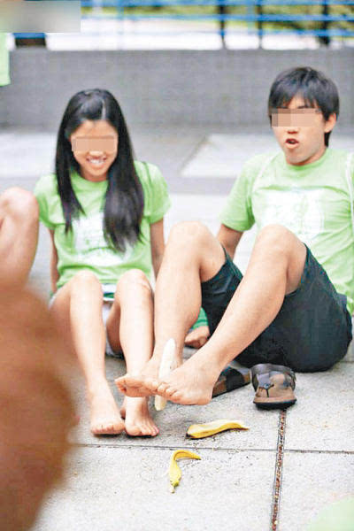 香港一高校迎新被批恶俗 男生舔女生大腿(图)