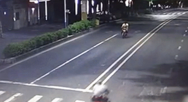 惨剧!骑摩托车男子被撞飞 凌空翻数圈后身亡