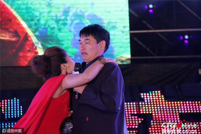 大衣哥朱之文和美女同台演唱歌曲,满满的文艺