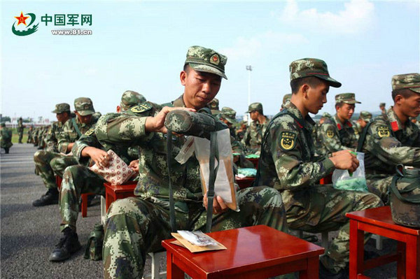 在内蒙古毛乌素沙漠,刚刚结束沙漠行军训练的武警石嘴山市支队官兵,吃