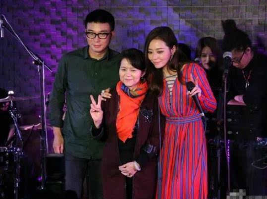 【组图】剧情大反转!张靓颖母亲与冯柯同台合照
