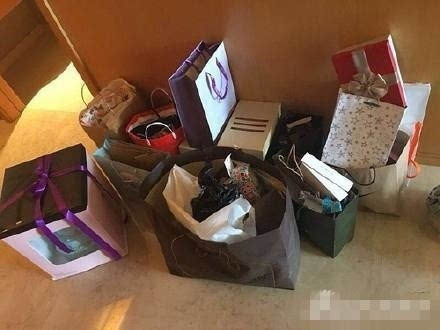 接着网友曝光一堆礼物丢弃在地上的照片,却没有证据指明这些礼物属于