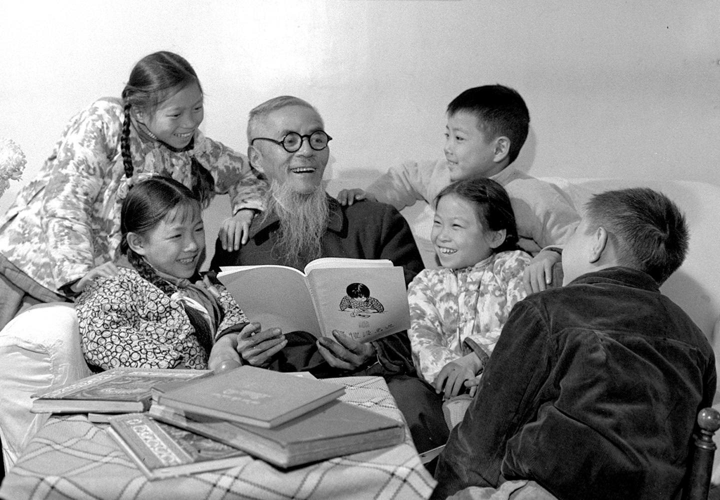 著名画家丰子恺和孩子们在一起(资料照片).