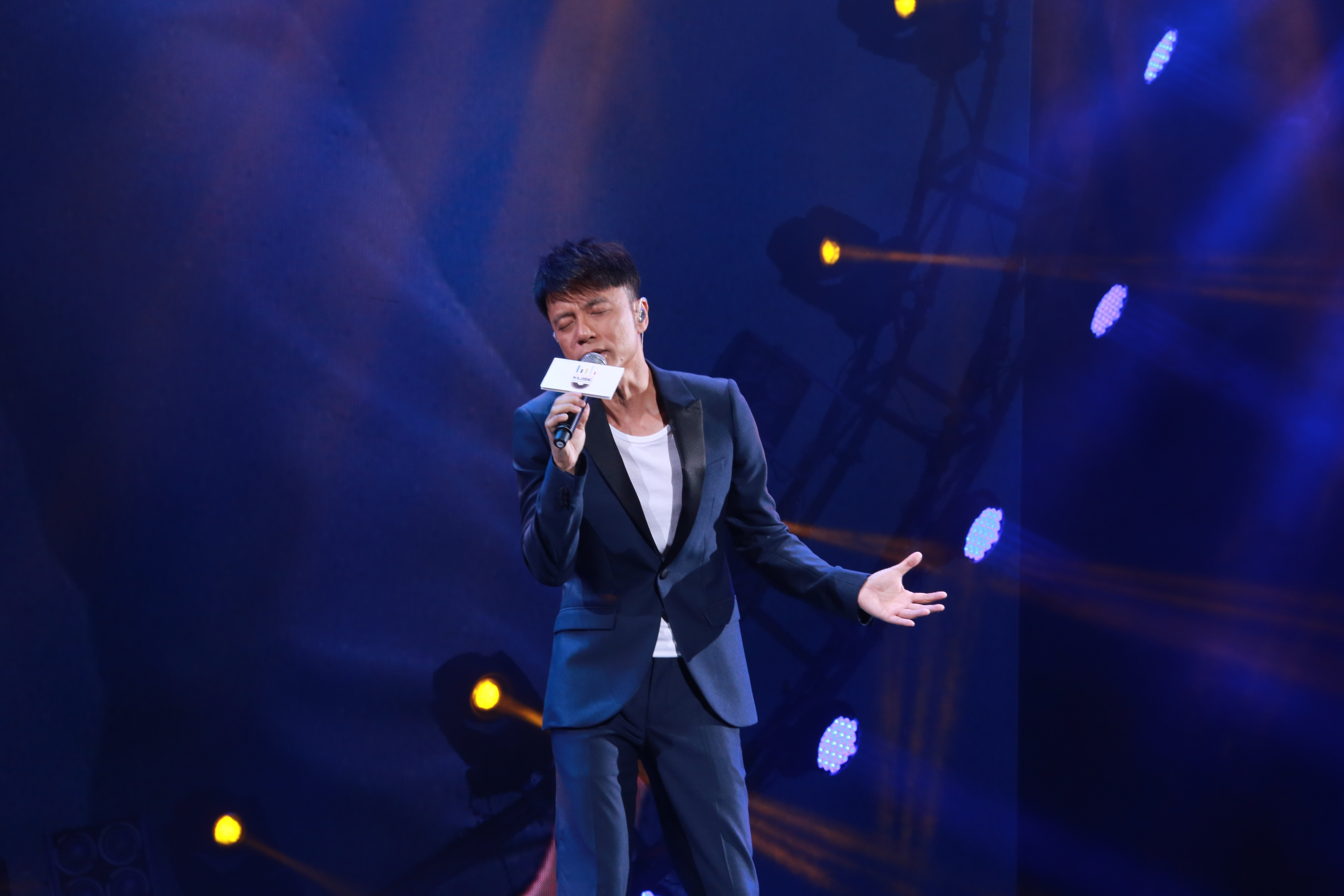 10月20日,香港歌手李克勤在音乐节上表演.